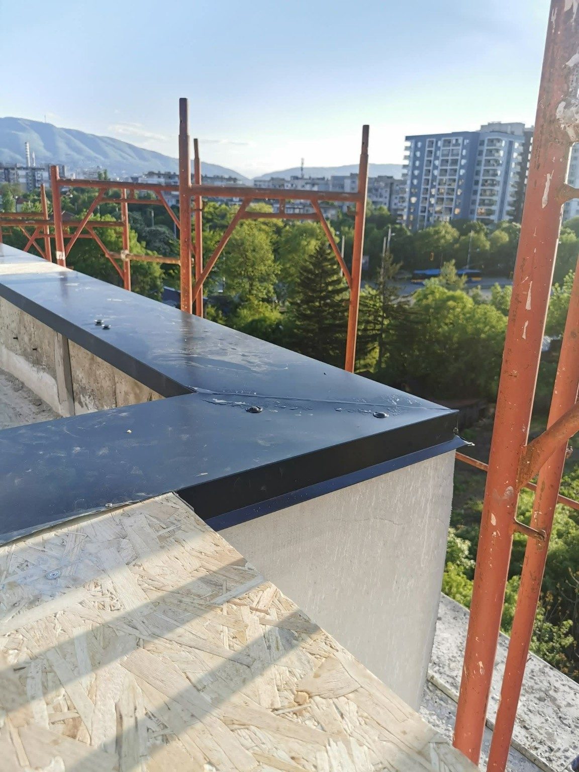 Готова ламаринена обшивка на покривен борд в Банишора