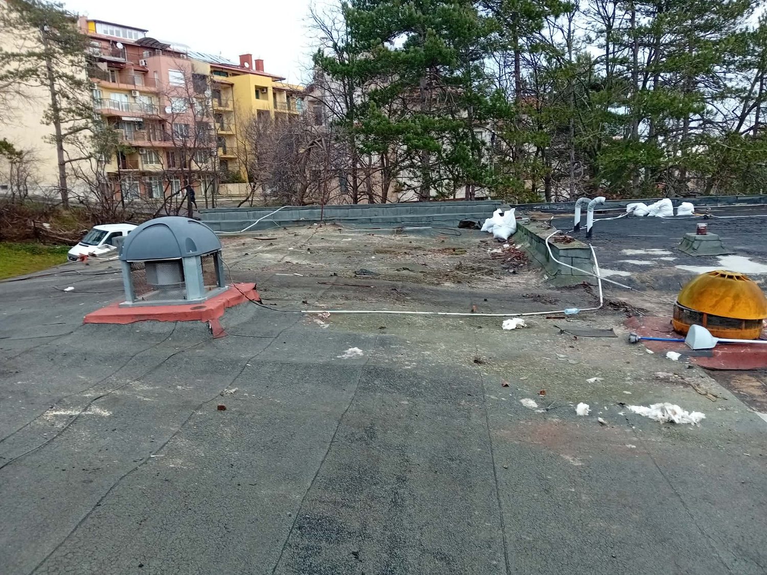 Състояние на стар плосък покрив преди ремонт в Созопол