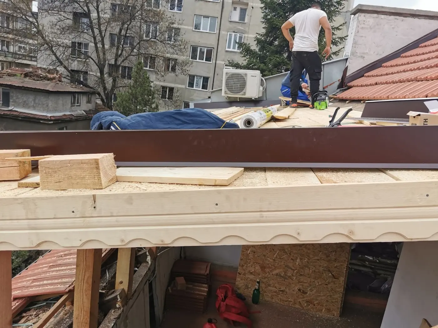 Повдигане на тавански помещения и преустройство на покрив – София, ул. „Женева“ №5