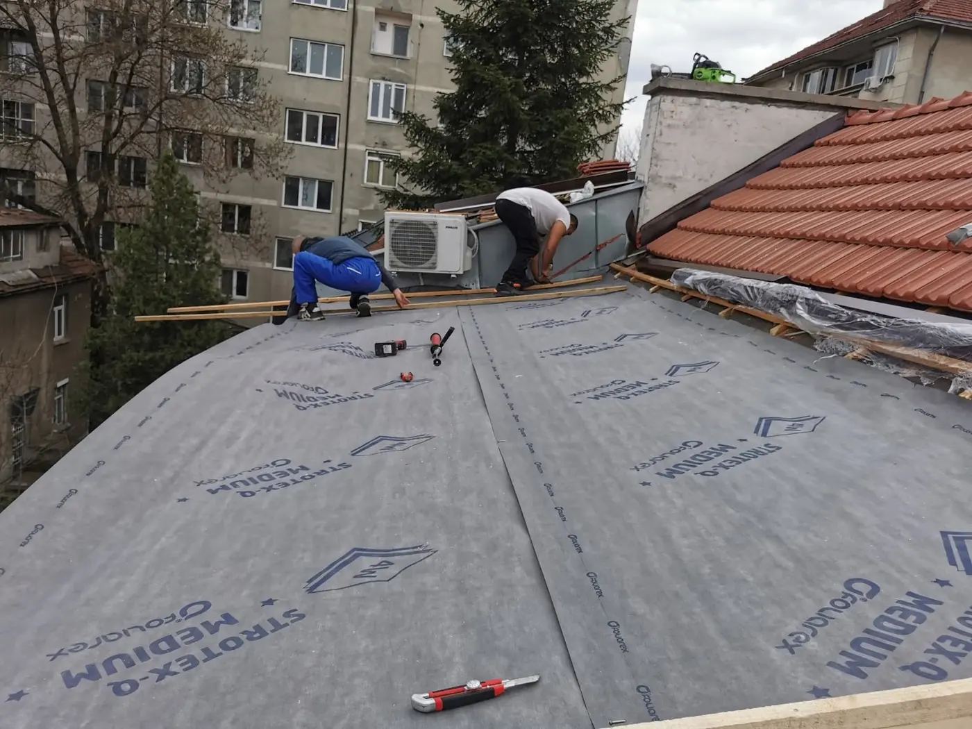 Повдигане на тавански помещения и преустройство на покрив – София, ул. „Женева“ №5