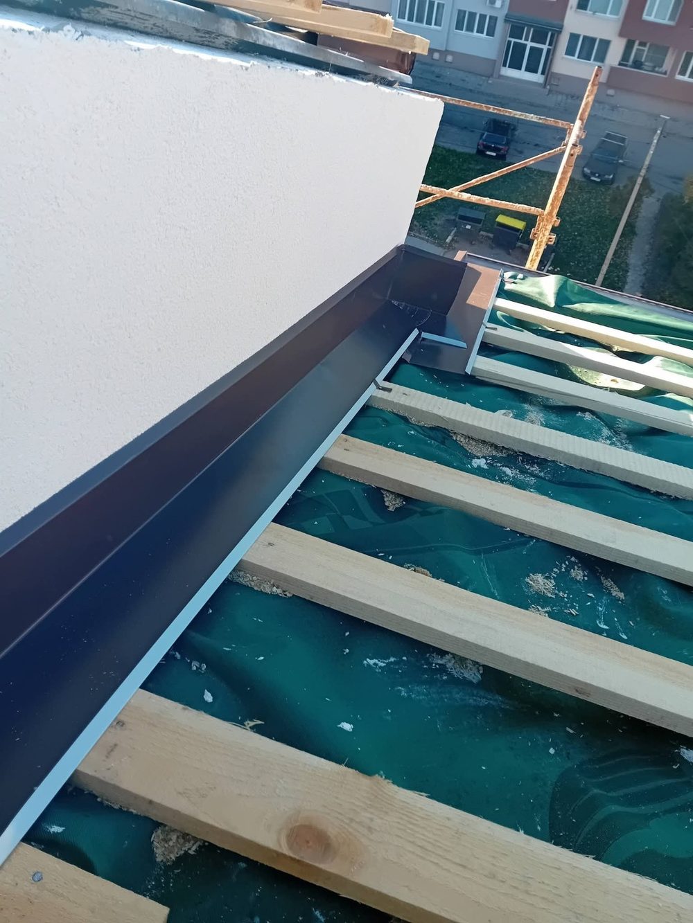 Ламаринена обшивка при връзка покрив и стена – Home Builders